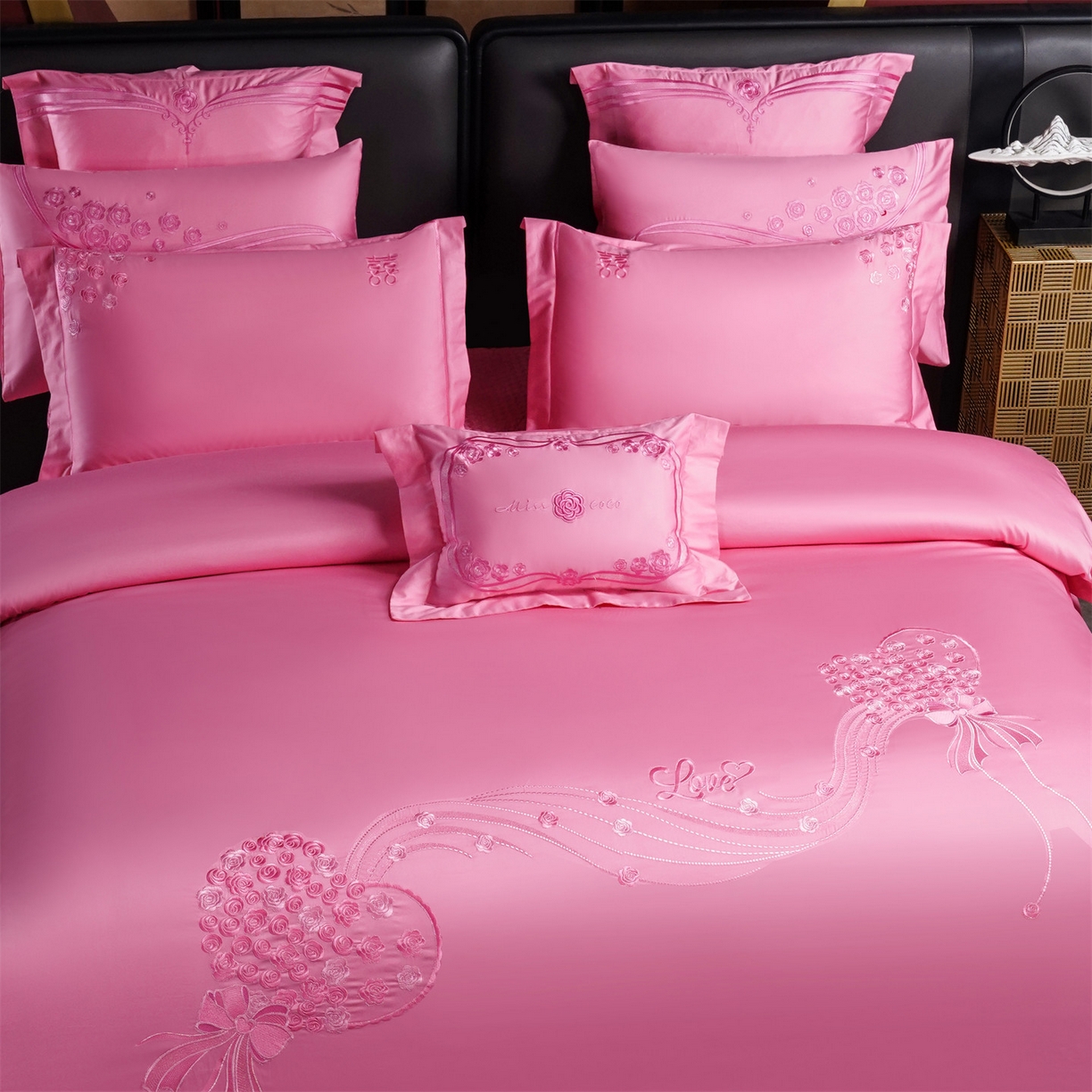 91家纺网 家纺一手货源 找家纺 美娘阁 2025新款长绒棉全棉贡缎提花款新中式古典韵味精美刺绣婚庆四件套-系列二 花卉款-相约-粉