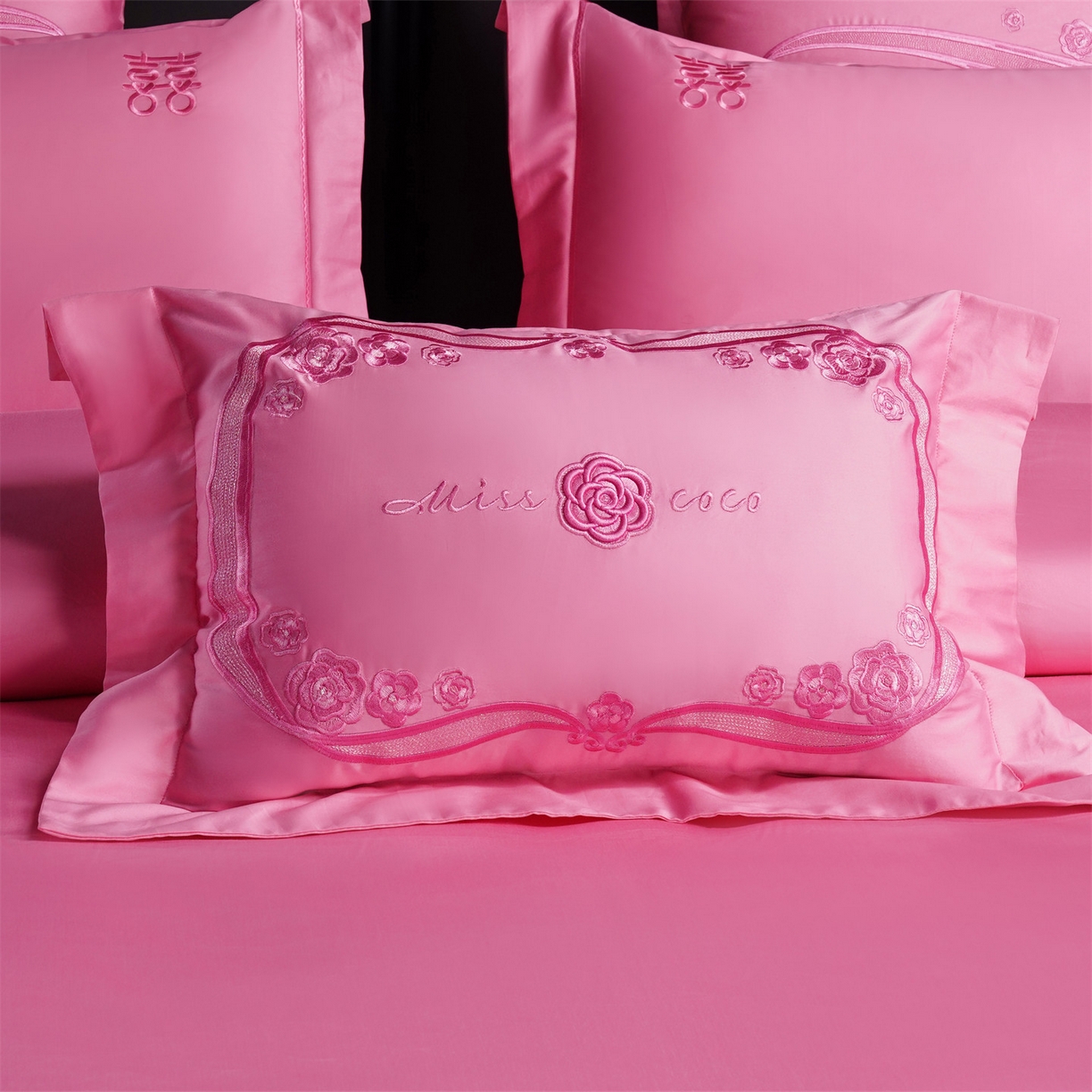 91家纺网 家纺一手货源 找家纺 美娘阁 2025新款长绒棉全棉贡缎提花款新中式古典韵味精美刺绣婚庆四件套-系列二 花卉款-相约-粉