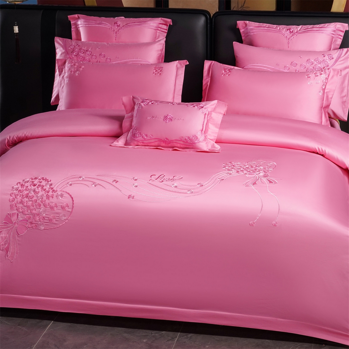 91家纺网 家纺一手货源 找家纺 美娘阁 2025新款长绒棉全棉贡缎提花款新中式古典韵味精美刺绣婚庆四件套-系列二 花卉款-相约-粉