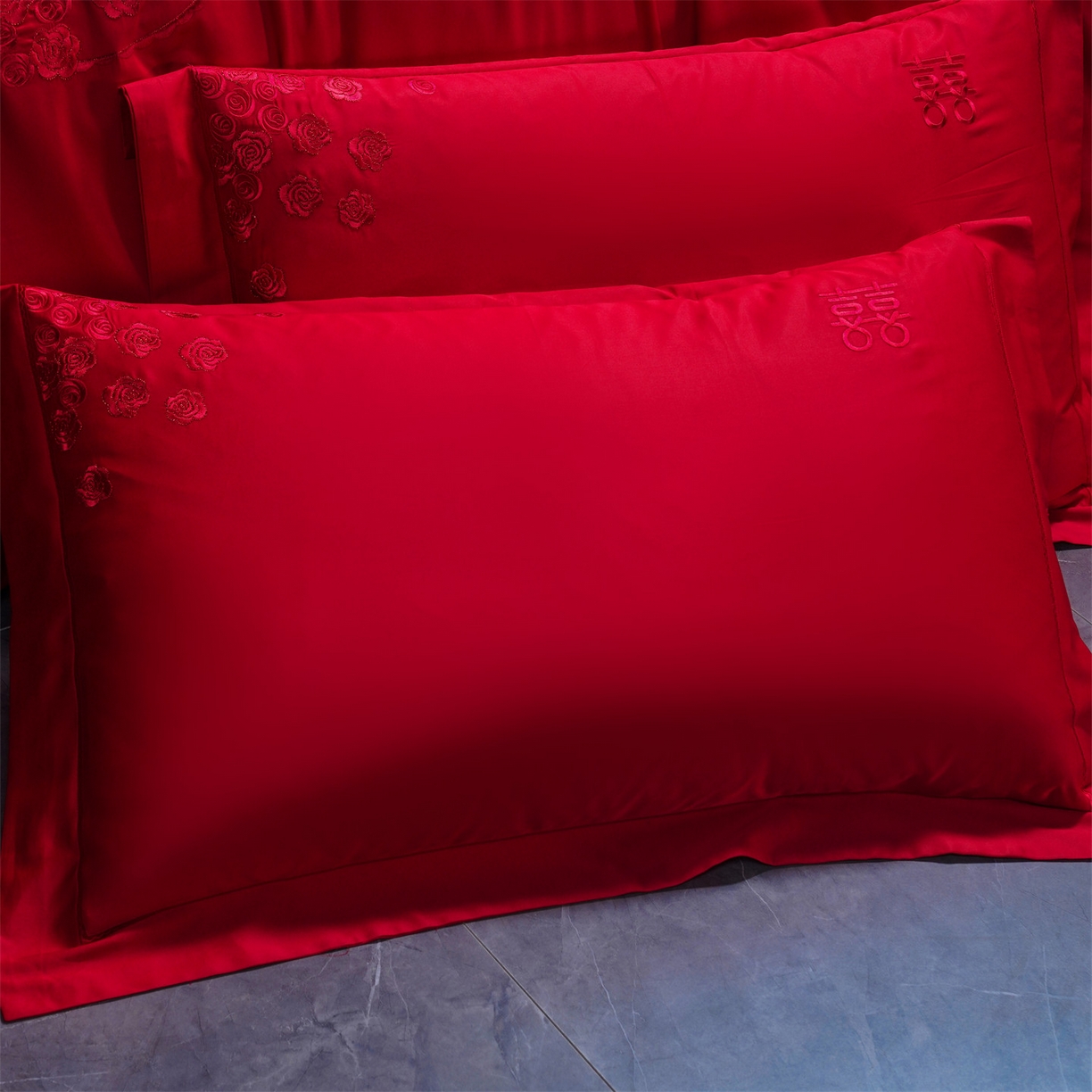 91家纺网 家纺一手货源 找家纺 美娘阁 2025新款长绒棉全棉贡缎提花款新中式古典韵味精美刺绣婚庆四件套-系列二 花卉款-相约-红