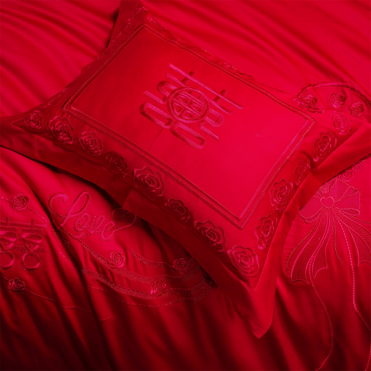 91家纺网 家纺一手货源 找家纺 美娘阁 2025新款长绒棉全棉贡缎提花款新中式古典韵味精美刺绣婚庆四件套-系列二 花卉款-相约-红