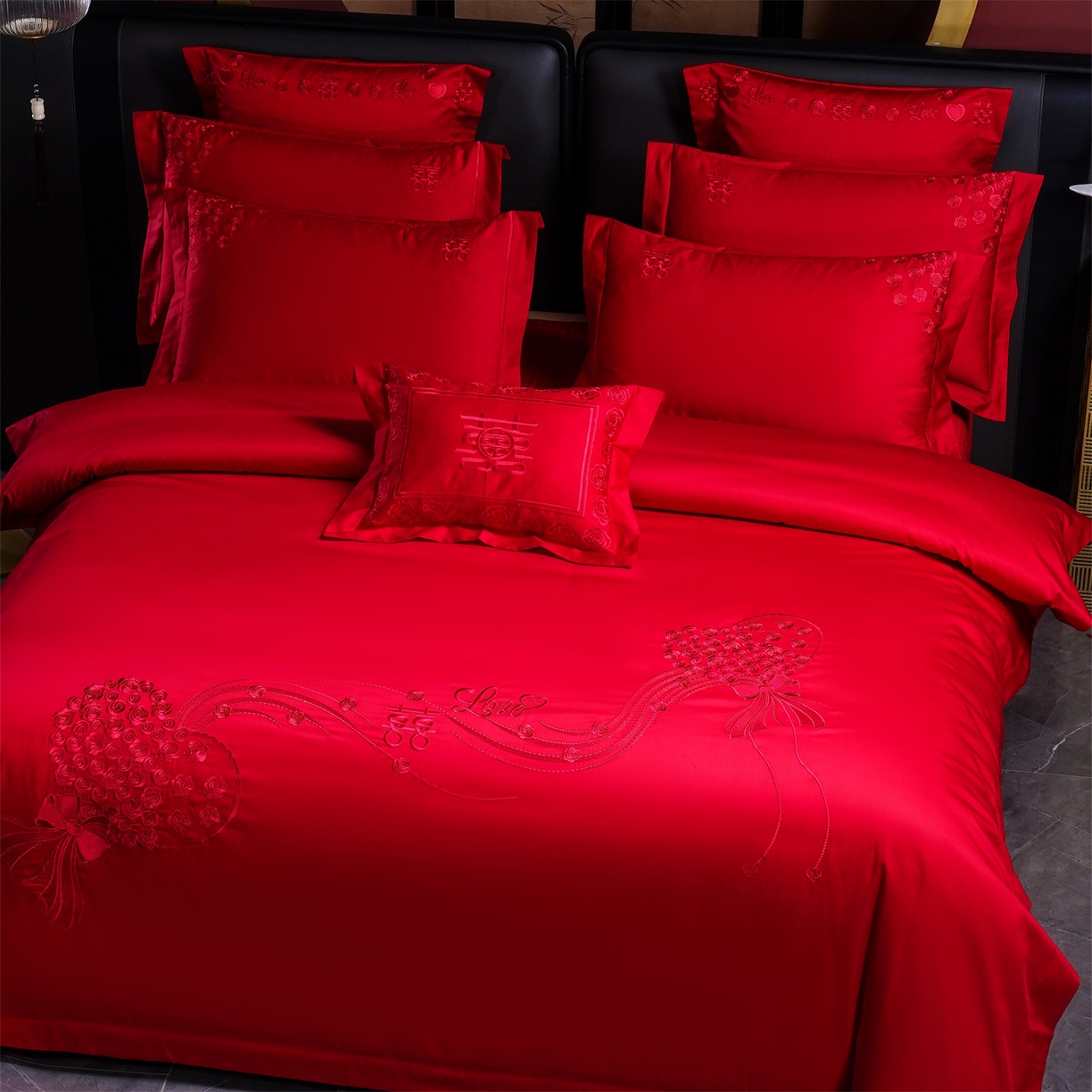 91家纺网 家纺一手货源 找家纺 美娘阁 2025新款长绒棉全棉贡缎提花款新中式古典韵味精美刺绣婚庆四件套-系列二 花卉款-相约-红