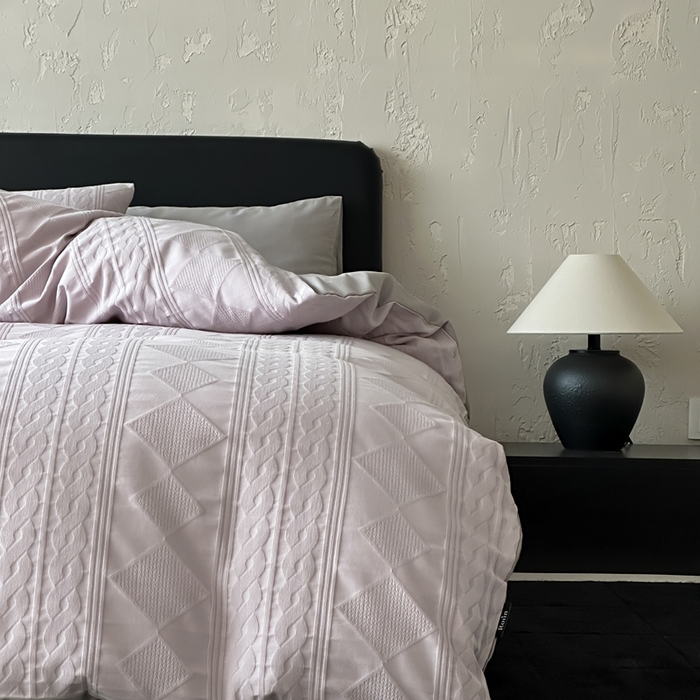 91家纺网 家纺一手货源 找家纺 玉宇阁家居 2025新款100S色织空气大提花全棉纯棉长绒棉四件套-安缦春也100S 100S安缦春也-迷雾紫灰