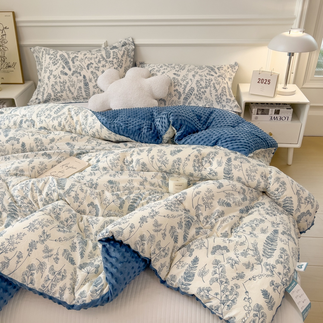 91家纺网 家纺一手货源 找家纺 宝士康家纺 2025新品10A抗菌豆豆绒冬被被子被芯 青花瓷