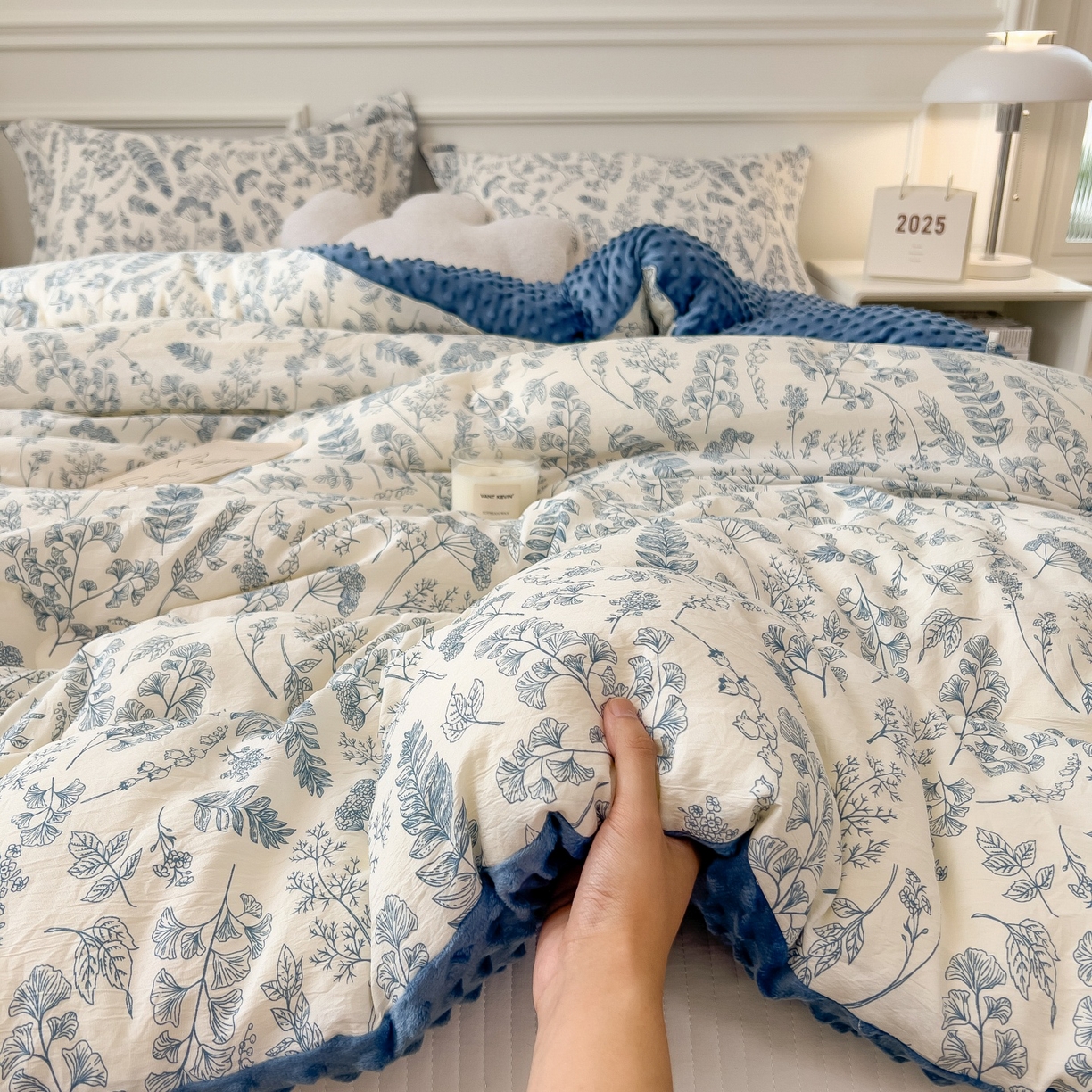 91家纺网 家纺一手货源 找家纺 宝士康家纺 2025新品10A抗菌豆豆绒冬被被子被芯 青花瓷