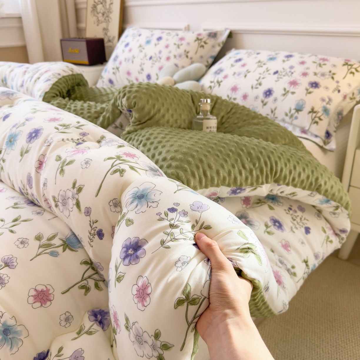 91家纺网 家纺一手货源 找家纺 宝士康家纺 2025新品10A抗菌豆豆绒冬被被子被芯 花韵