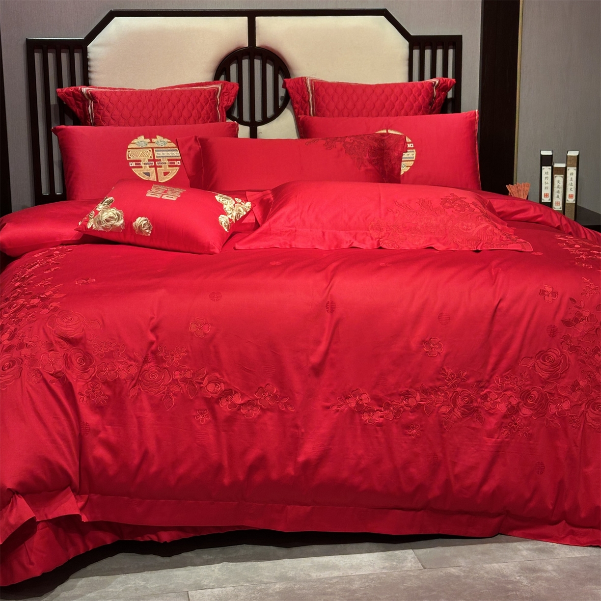 91家纺网 家纺一手货源 找家纺 美娘阁 2025新款长绒棉全棉贡缎提花款新中式古典韵味精美刺绣婚庆四件套-系列一 浪漫玫瑰-红