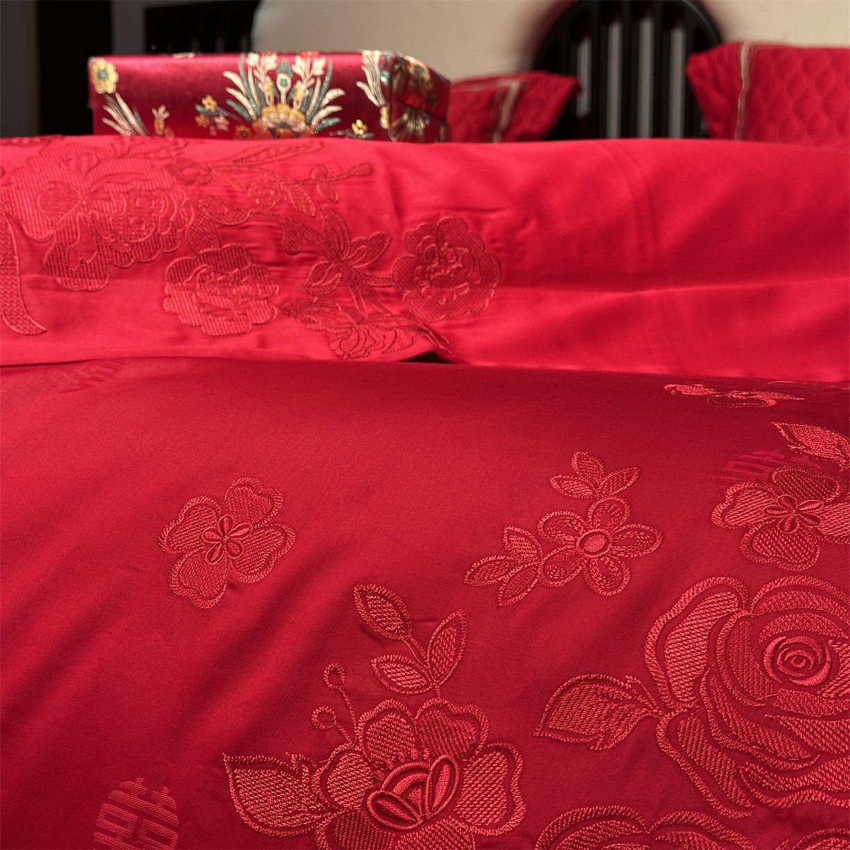 91家纺网 家纺一手货源 找家纺 美娘阁 2025新款长绒棉全棉贡缎提花款新中式古典韵味精美刺绣婚庆四件套-系列一 浪漫玫瑰-红