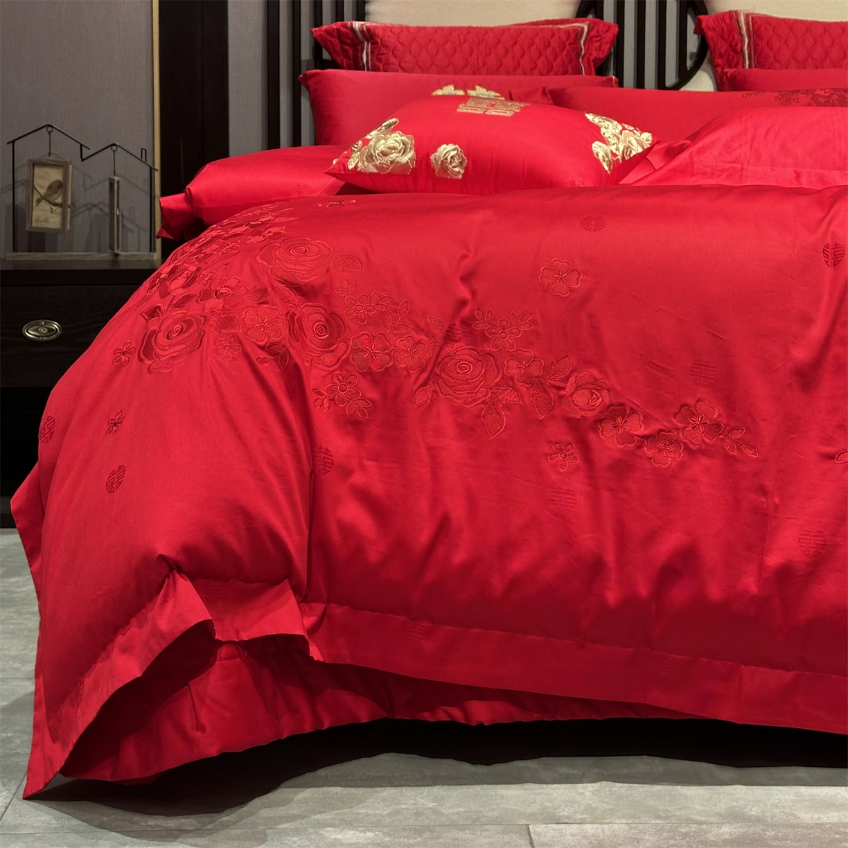 91家纺网 家纺一手货源 找家纺 美娘阁 2025新款长绒棉全棉贡缎提花款新中式古典韵味精美刺绣婚庆四件套-系列一 浪漫玫瑰-红