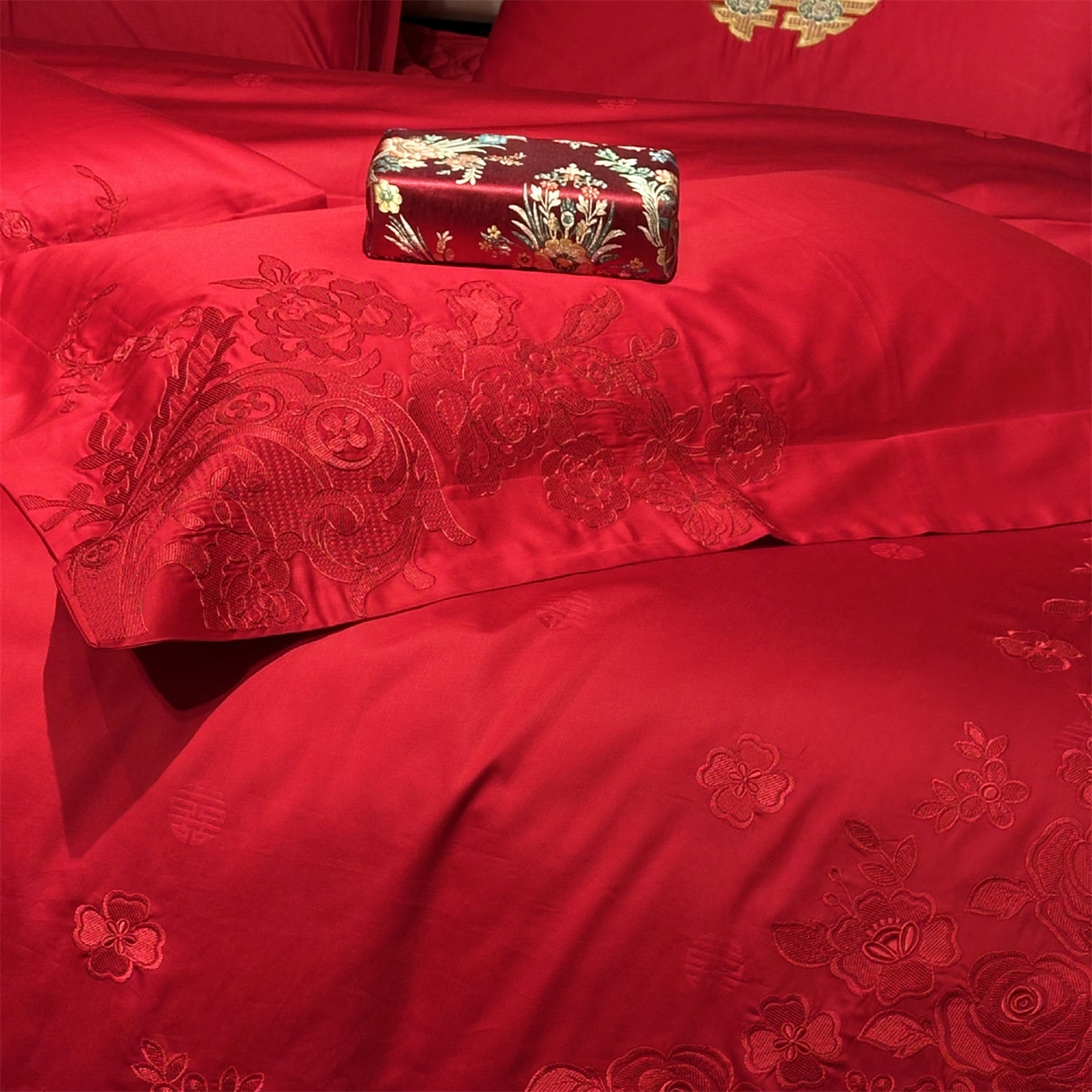91家纺网 家纺一手货源 找家纺 美娘阁 2025新款长绒棉全棉贡缎提花款新中式古典韵味精美刺绣婚庆四件套-系列一 浪漫玫瑰-红