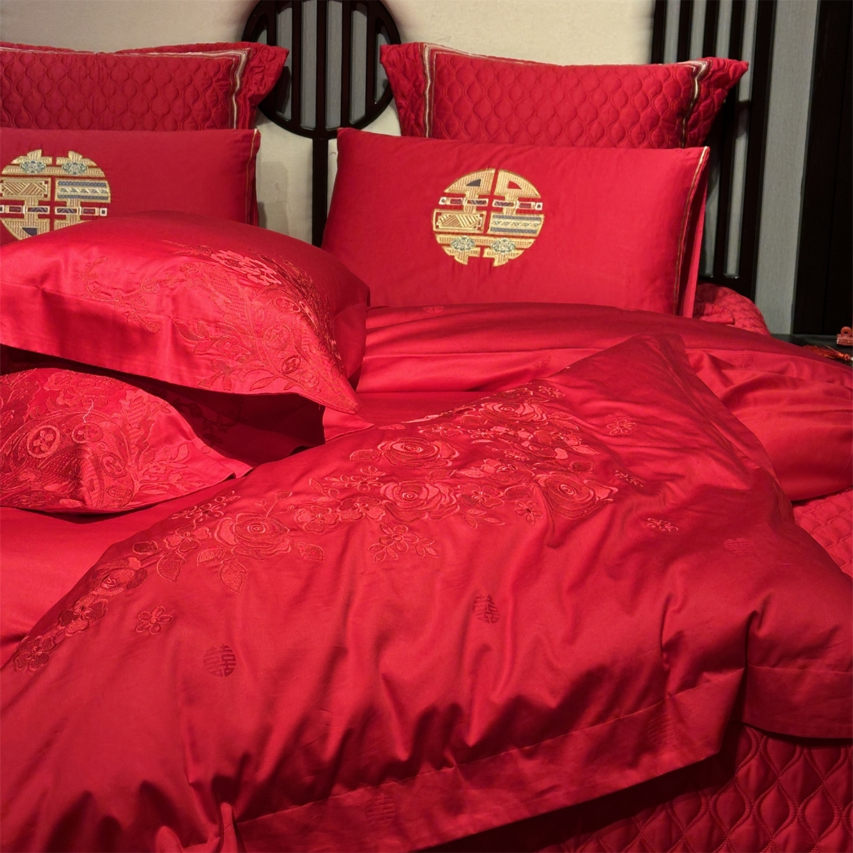 91家纺网 家纺一手货源 找家纺 美娘阁 2025新款长绒棉全棉贡缎提花款新中式古典韵味精美刺绣婚庆四件套-系列一 浪漫玫瑰-红
