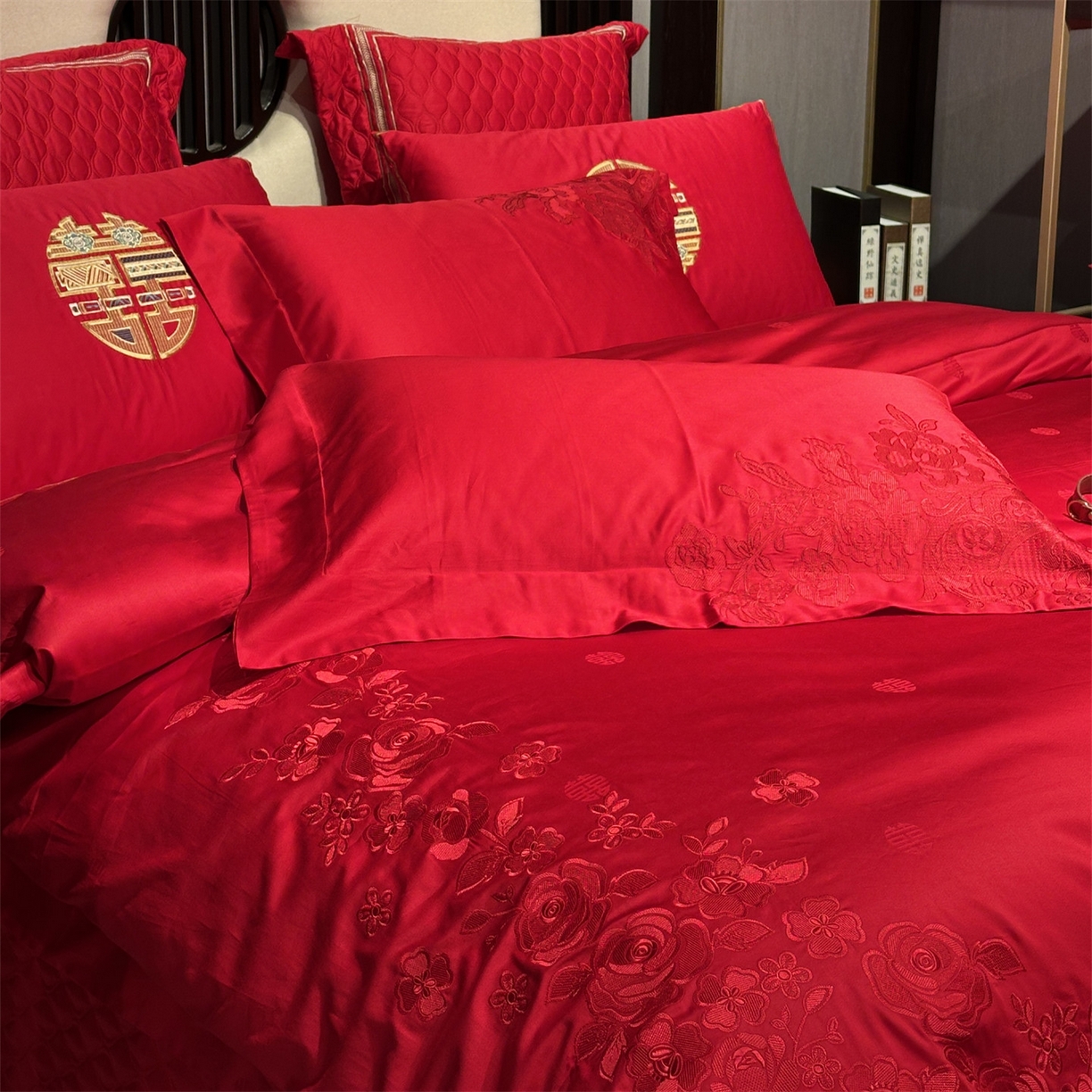 91家纺网 家纺一手货源 找家纺 美娘阁 2025新款长绒棉全棉贡缎提花款新中式古典韵味精美刺绣婚庆四件套-系列一 浪漫玫瑰-红