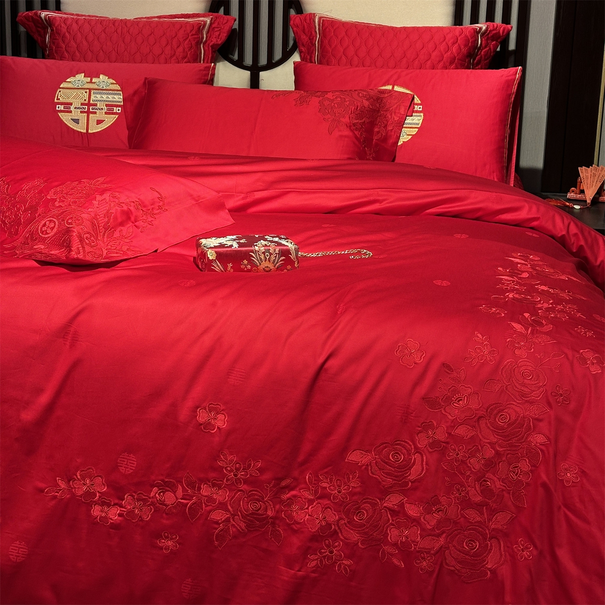91家纺网 家纺一手货源 找家纺 美娘阁 2025新款长绒棉全棉贡缎提花款新中式古典韵味精美刺绣婚庆四件套-系列一 浪漫玫瑰-红