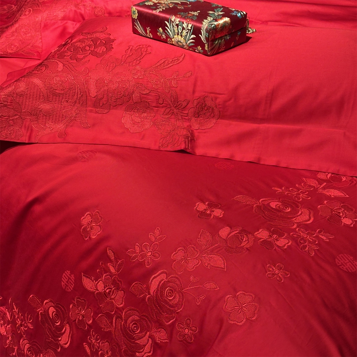 91家纺网 家纺一手货源 找家纺 美娘阁 2025新款长绒棉全棉贡缎提花款新中式古典韵味精美刺绣婚庆四件套-系列一 浪漫玫瑰-红