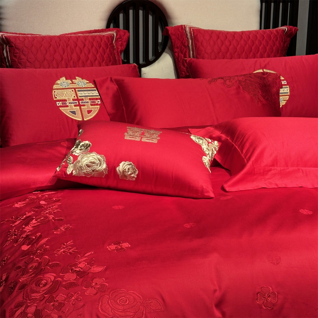 91家纺网 家纺一手货源 找家纺 美娘阁 2025新款长绒棉全棉贡缎提花款新中式古典韵味精美刺绣婚庆四件套-系列一 浪漫玫瑰-红