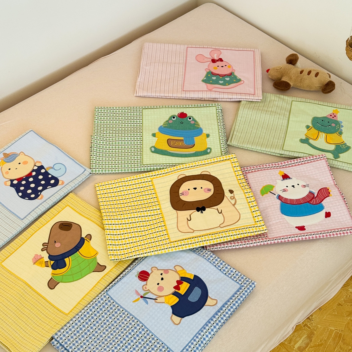 91家纺网 家纺一手货源 找家纺 喜多兔儿童家纺 2025新款小美好13372纯棉绣花幼儿园被子三件套多件套 组合图仅供展示