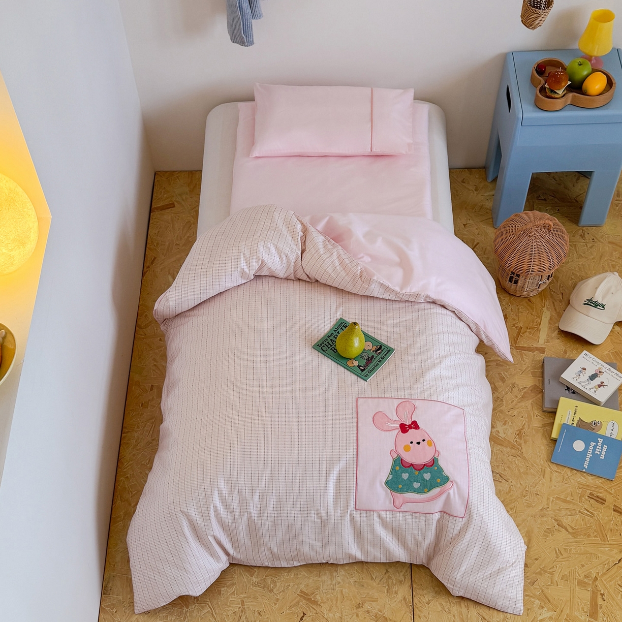 91家纺网 家纺一手货源 找家纺 喜多兔儿童家纺 2025新款小美好13372纯棉绣花幼儿园被子三件套多件套 粉色美好小兔子