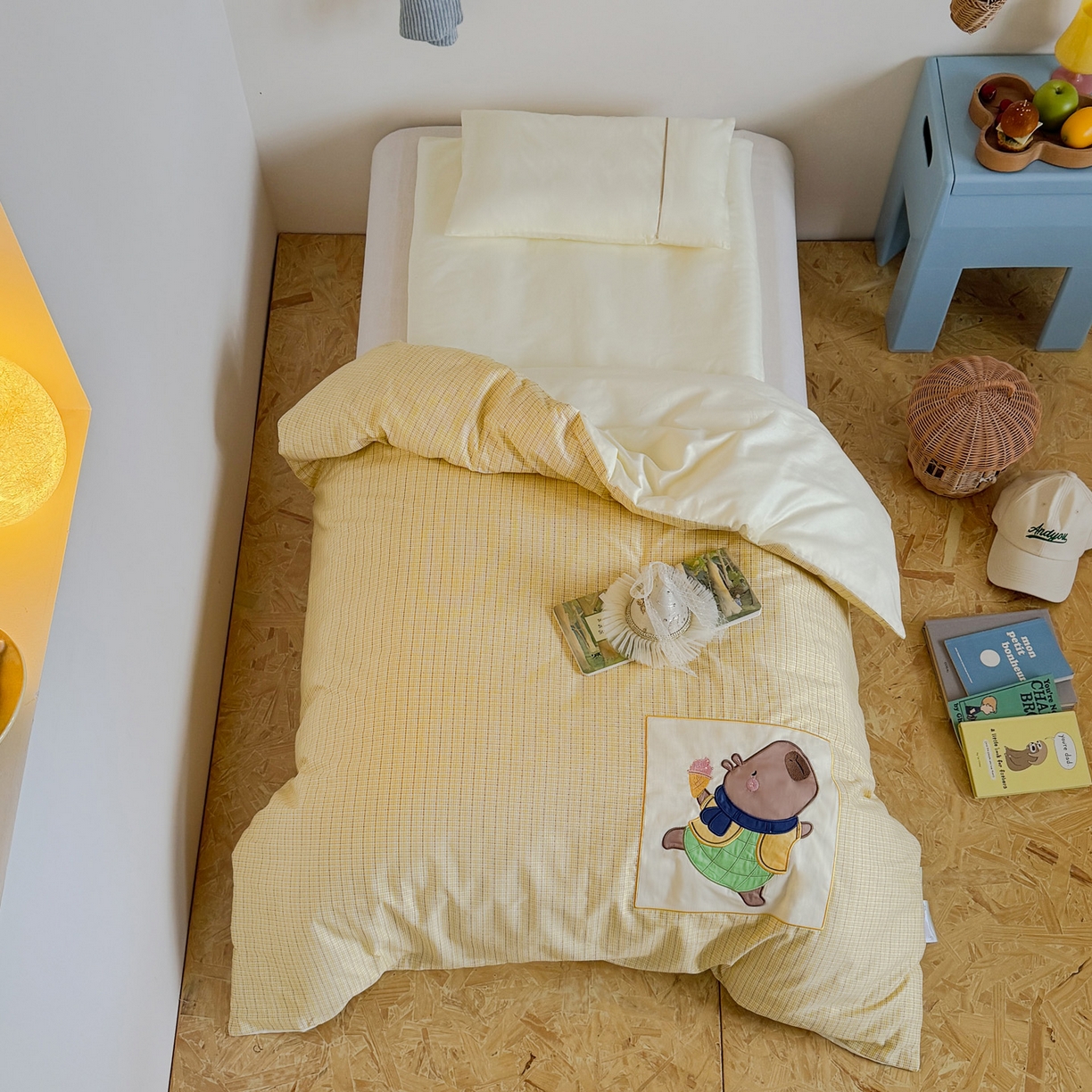 91家纺网 家纺一手货源 找家纺 喜多兔儿童家纺 2025新款小美好13372纯棉绣花幼儿园被子三件套多件套 黄色美好卡皮巴拉