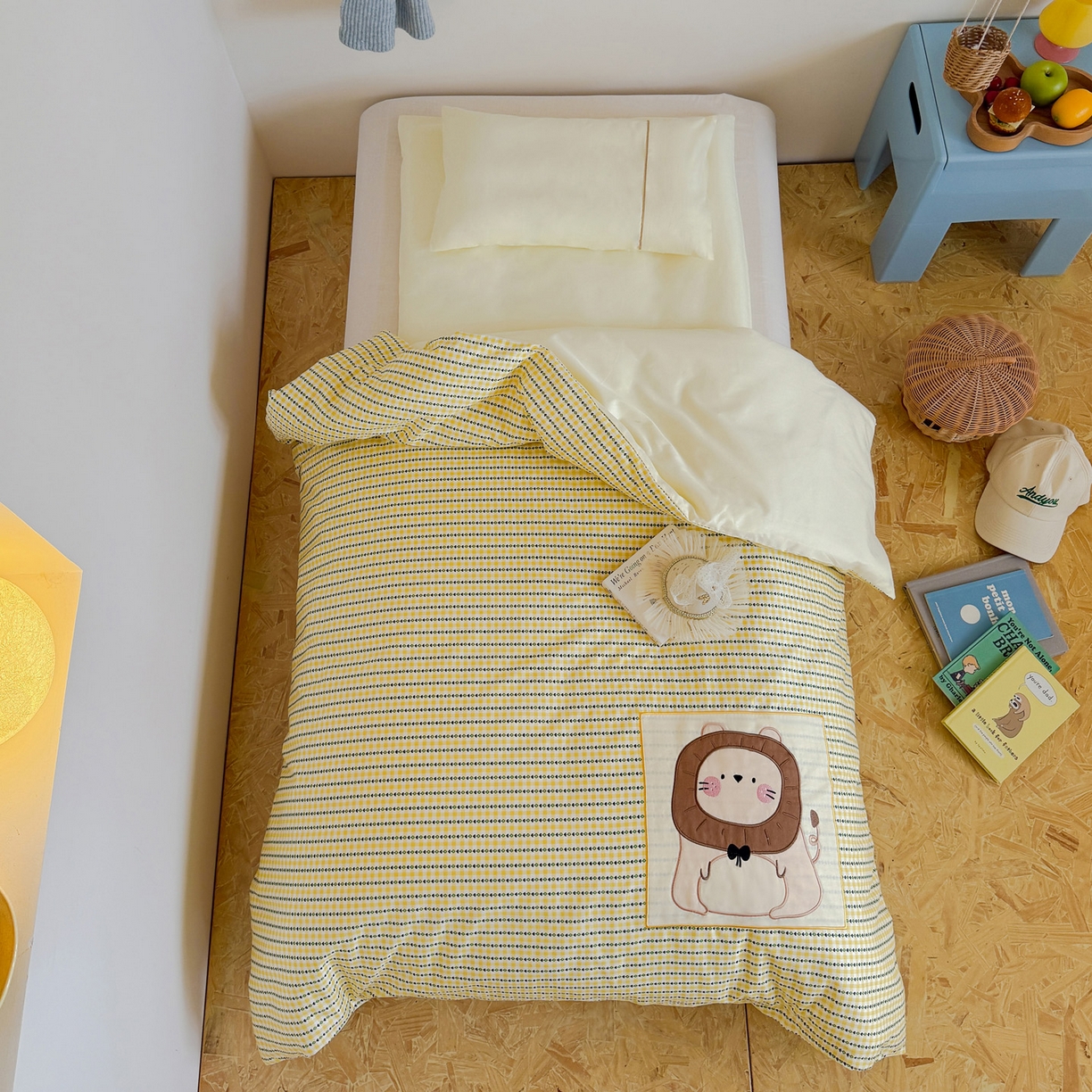 91家纺网 家纺一手货源 找家纺 喜多兔儿童家纺 2025新款小美好13372纯棉绣花幼儿园被子三件套多件套 黄色美好小狮子
