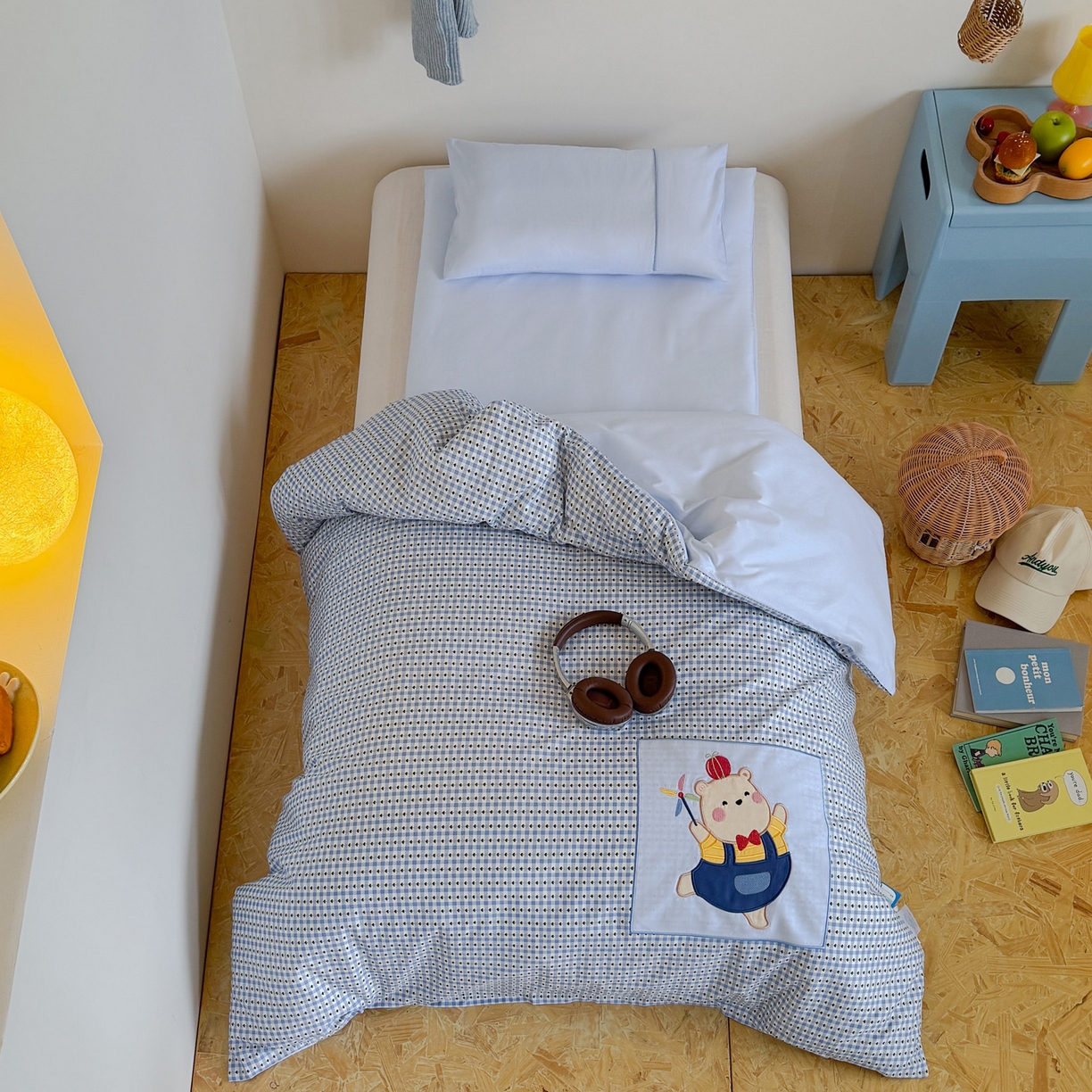 91家纺网 家纺一手货源 找家纺 喜多兔儿童家纺 2025新款小美好13372纯棉绣花幼儿园被子三件套多件套 蓝色美好小熊