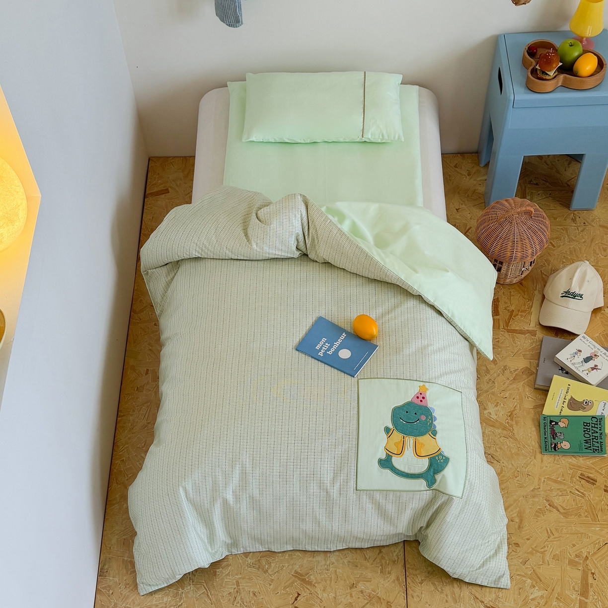 91家纺网 家纺一手货源 找家纺 喜多兔儿童家纺 2025新款小美好13372纯棉绣花幼儿园被子三件套多件套 绿色美好小恐龙