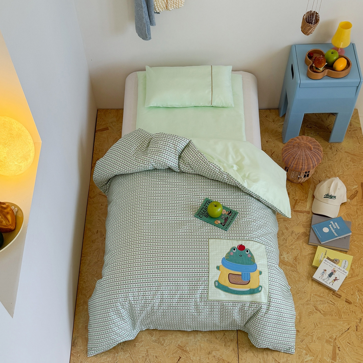 91家纺网 家纺一手货源 找家纺 喜多兔儿童家纺 2025新款小美好13372纯棉绣花幼儿园被子三件套多件套 绿色美好小青蛙