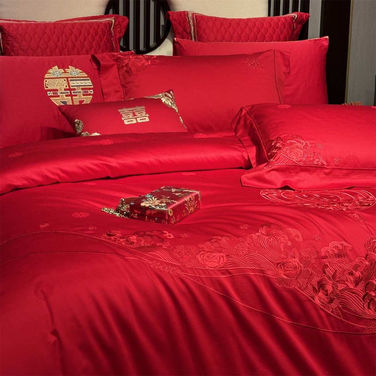 91家纺网 家纺一手货源 找家纺 美娘阁 2025新款长绒棉全棉贡缎提花款新中式古典韵味精美刺绣婚庆四件套-系列一 十里红妆