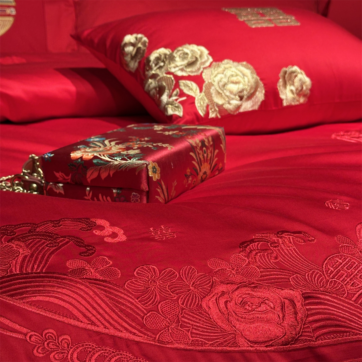 91家纺网 家纺一手货源 找家纺 美娘阁 2025新款长绒棉全棉贡缎提花款新中式古典韵味精美刺绣婚庆四件套-系列一 十里红妆