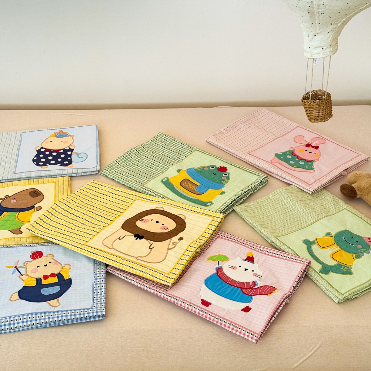 91家纺网 家纺一手货源 找家纺 喜多兔儿童家纺 2025新款小美好13372纯棉绣花幼儿园被子三件套多件套 组合图仅供展示