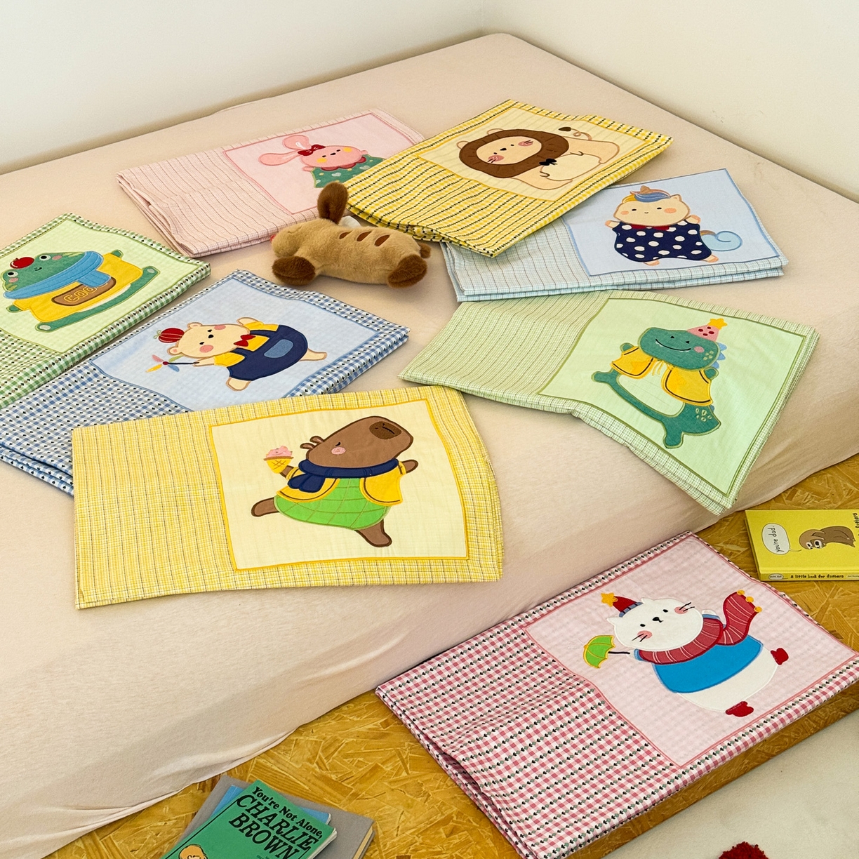 91家纺网 家纺一手货源 找家纺 喜多兔儿童家纺 2025新款小美好13372纯棉绣花幼儿园被子三件套多件套 组合图仅供展示