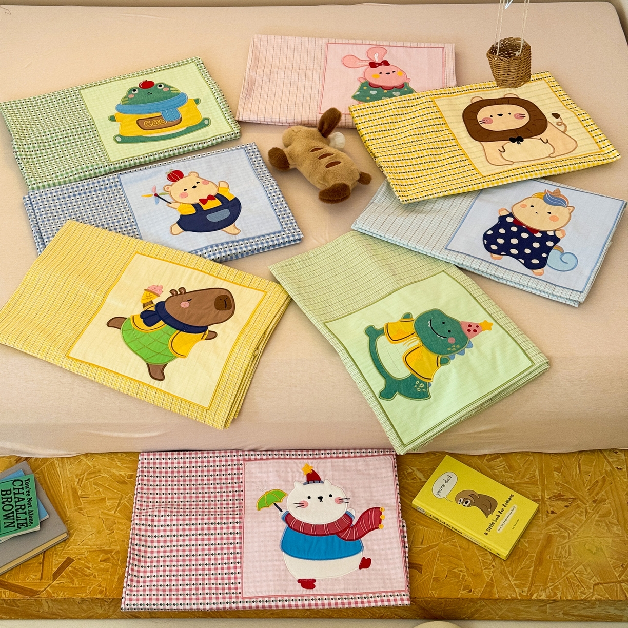 91家纺网 家纺一手货源 找家纺 喜多兔儿童家纺 2025新款小美好13372纯棉绣花幼儿园被子三件套多件套 组合图仅供展示