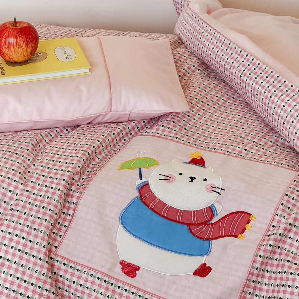 91家纺网 家纺一手货源 找家纺 喜多兔儿童家纺 2025新款小美好13372纯棉绣花幼儿园被子三件套多件套 粉色美好小猫咪