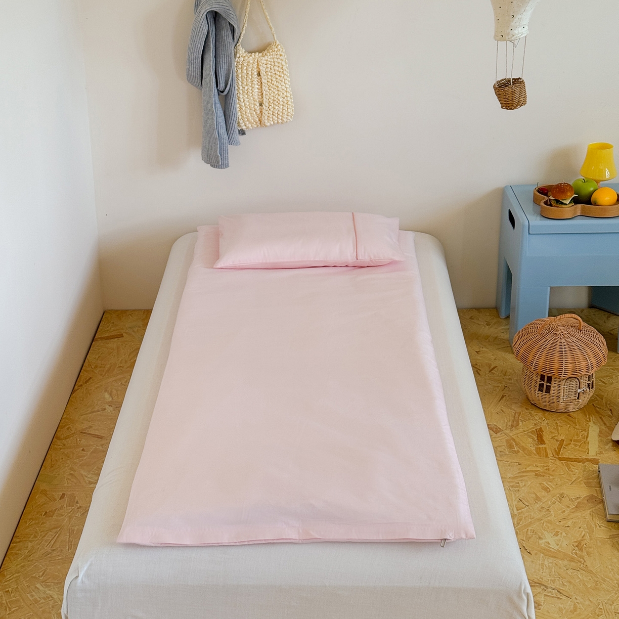 91家纺网 家纺一手货源 找家纺 喜多兔儿童家纺 2025新款小美好13372纯棉绣花幼儿园被子三件套多件套 粉色美好小猫咪