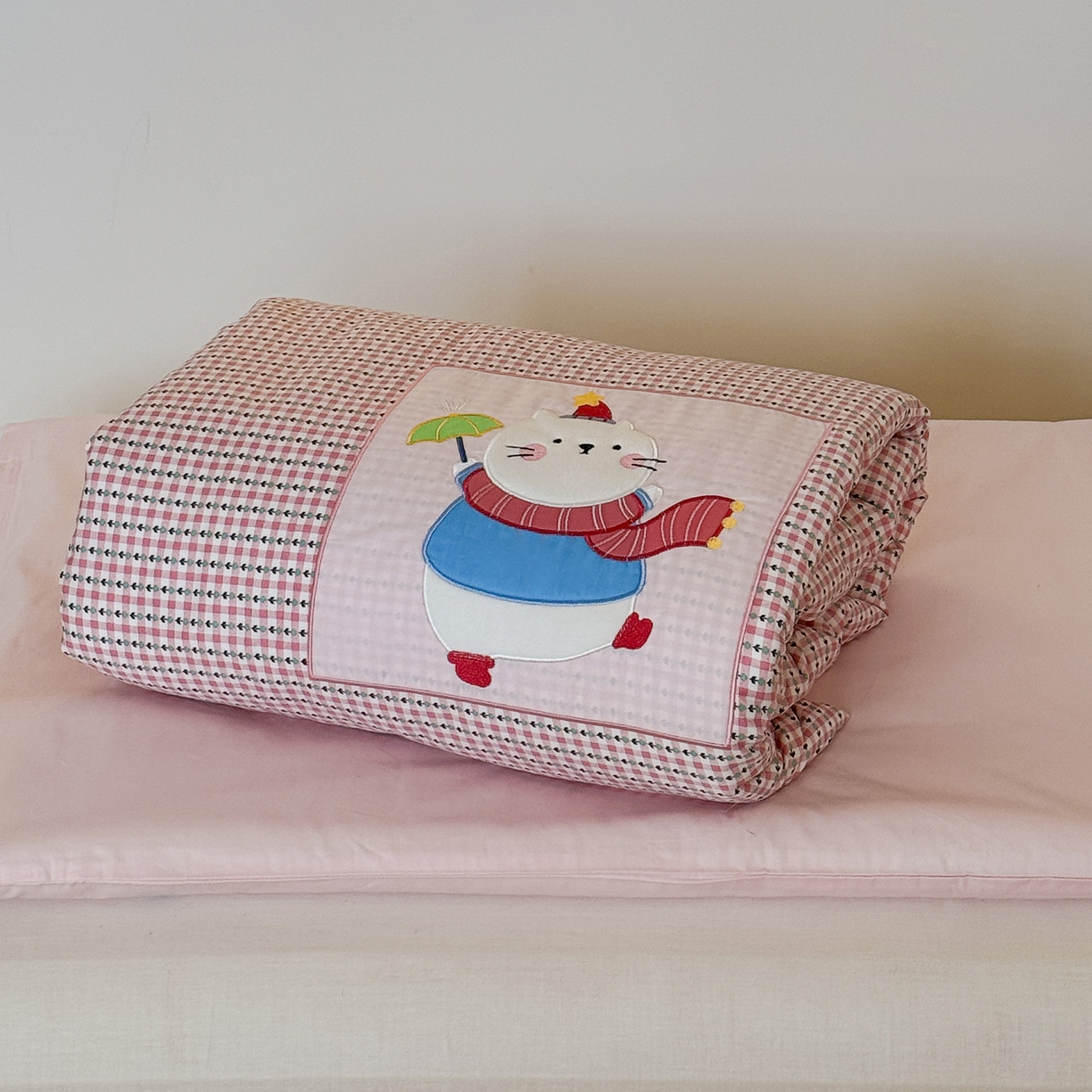 91家纺网 家纺一手货源 找家纺 喜多兔儿童家纺 2025新款小美好13372纯棉绣花幼儿园被子三件套多件套 粉色美好小猫咪