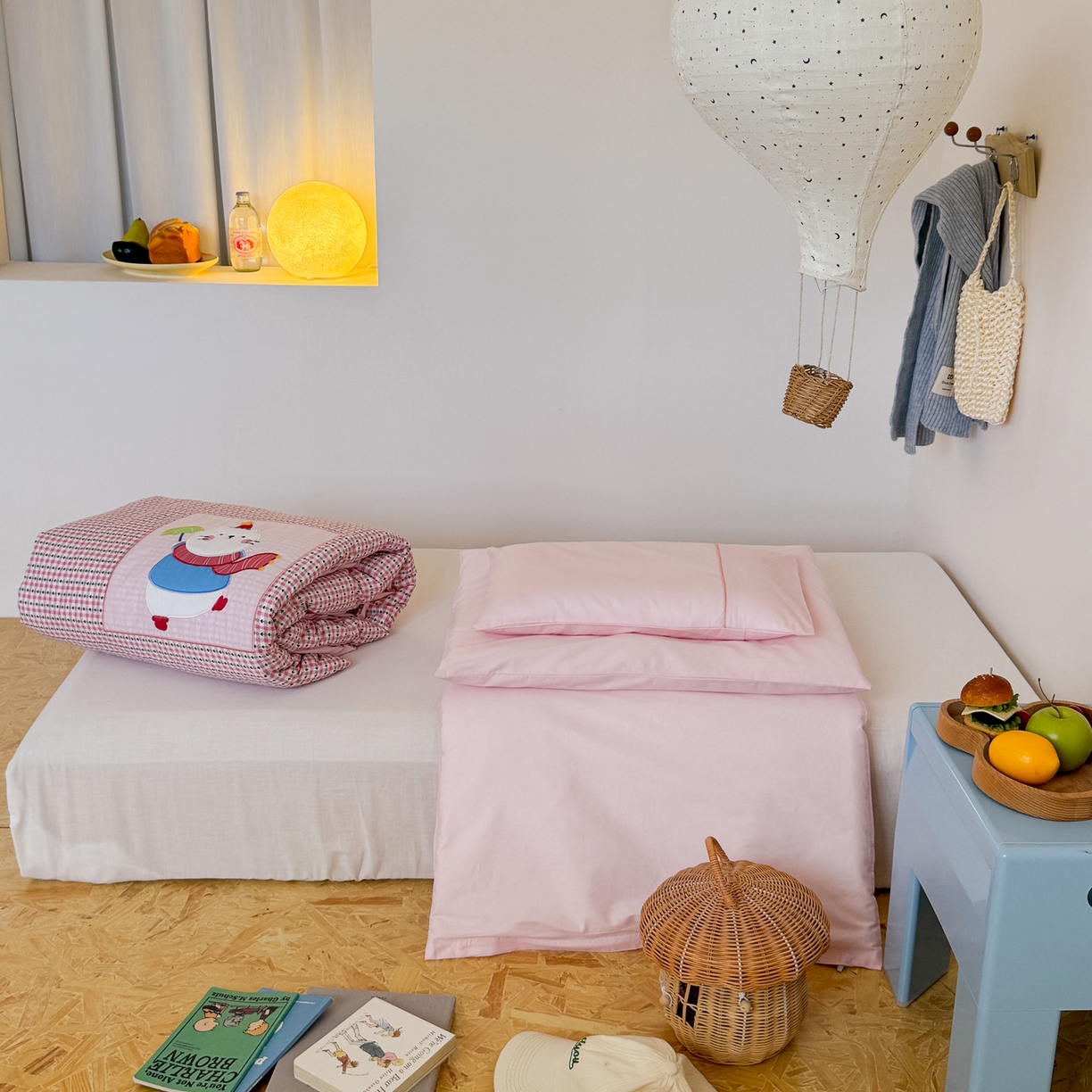 91家纺网 家纺一手货源 找家纺 喜多兔儿童家纺 2025新款小美好13372纯棉绣花幼儿园被子三件套多件套 粉色美好小猫咪