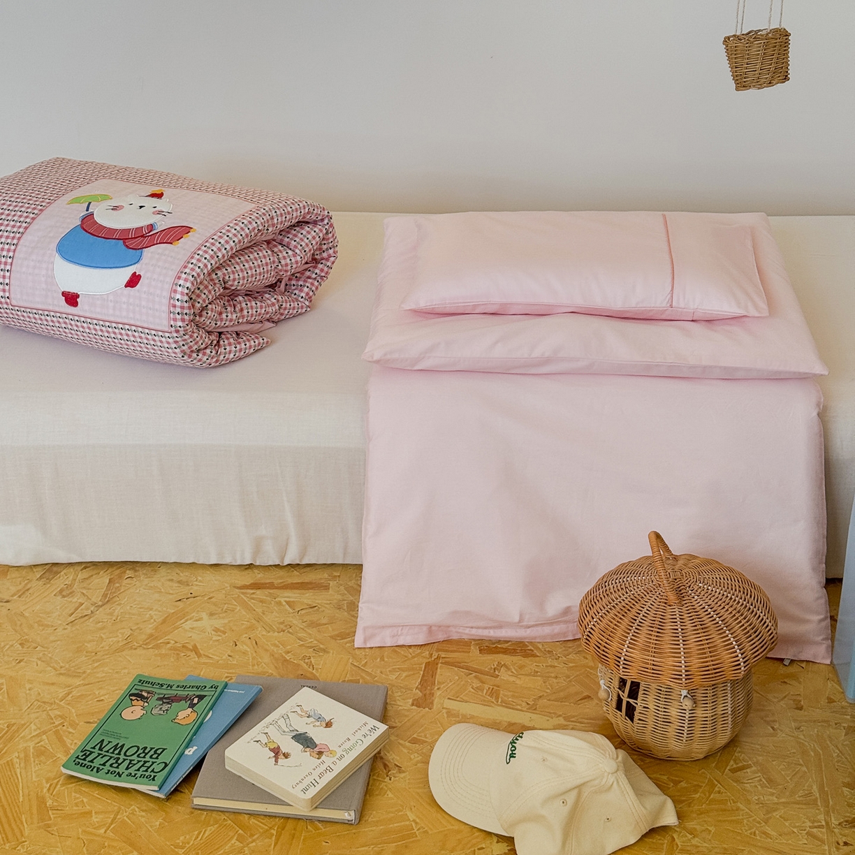 91家纺网 家纺一手货源 找家纺 喜多兔儿童家纺 2025新款小美好13372纯棉绣花幼儿园被子三件套多件套 粉色美好小猫咪