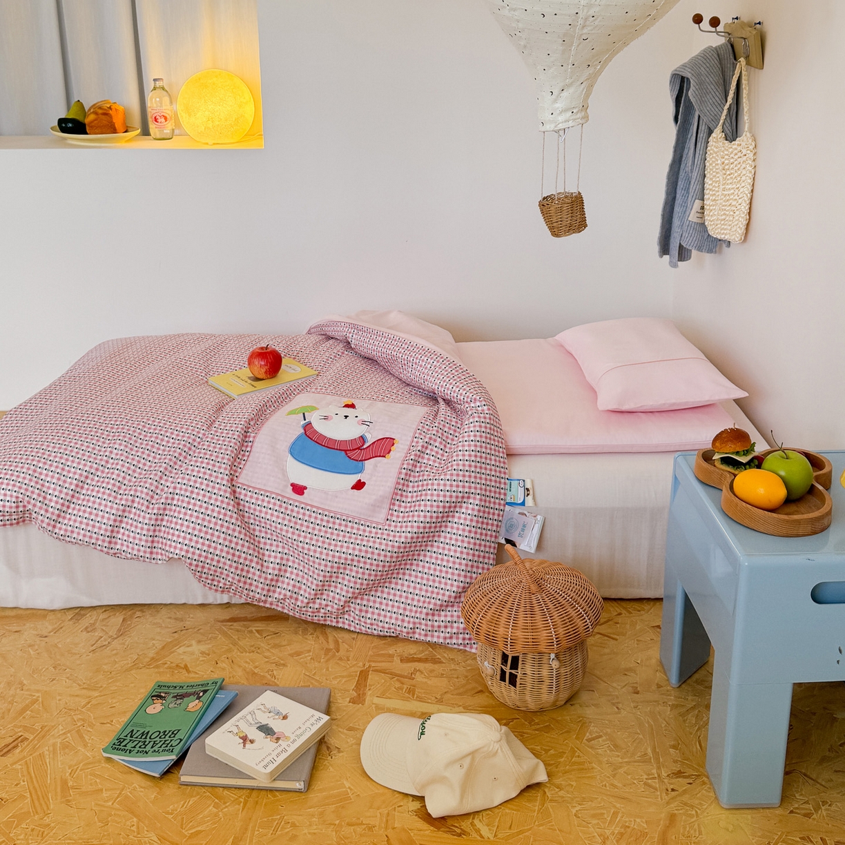 91家纺网 家纺一手货源 找家纺 喜多兔儿童家纺 2025新款小美好13372纯棉绣花幼儿园被子三件套多件套 粉色美好小猫咪