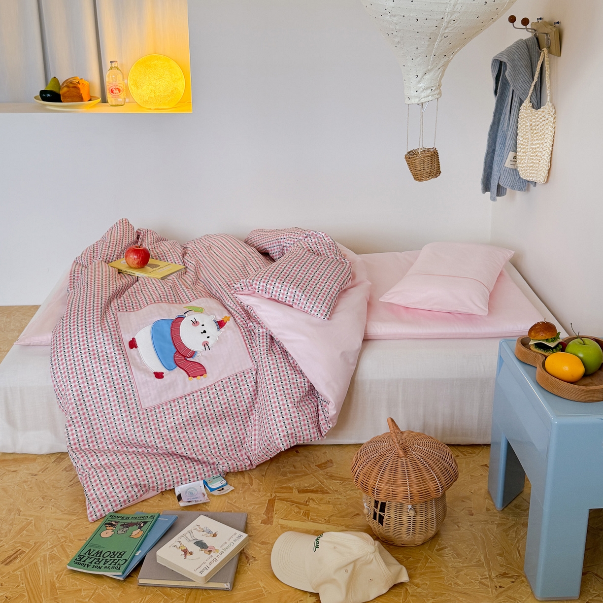 91家纺网 家纺一手货源 找家纺 喜多兔儿童家纺 2025新款小美好13372纯棉绣花幼儿园被子三件套多件套 粉色美好小猫咪