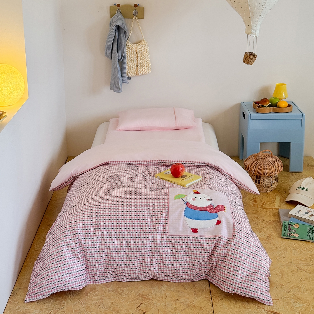 91家纺网 家纺一手货源 找家纺 喜多兔儿童家纺 2025新款小美好13372纯棉绣花幼儿园被子三件套多件套 粉色美好小猫咪
