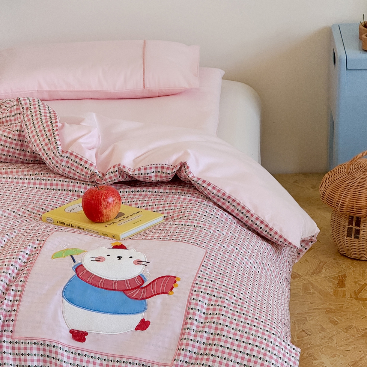 91家纺网 家纺一手货源 找家纺 喜多兔儿童家纺 2025新款小美好13372纯棉绣花幼儿园被子三件套多件套 粉色美好小猫咪