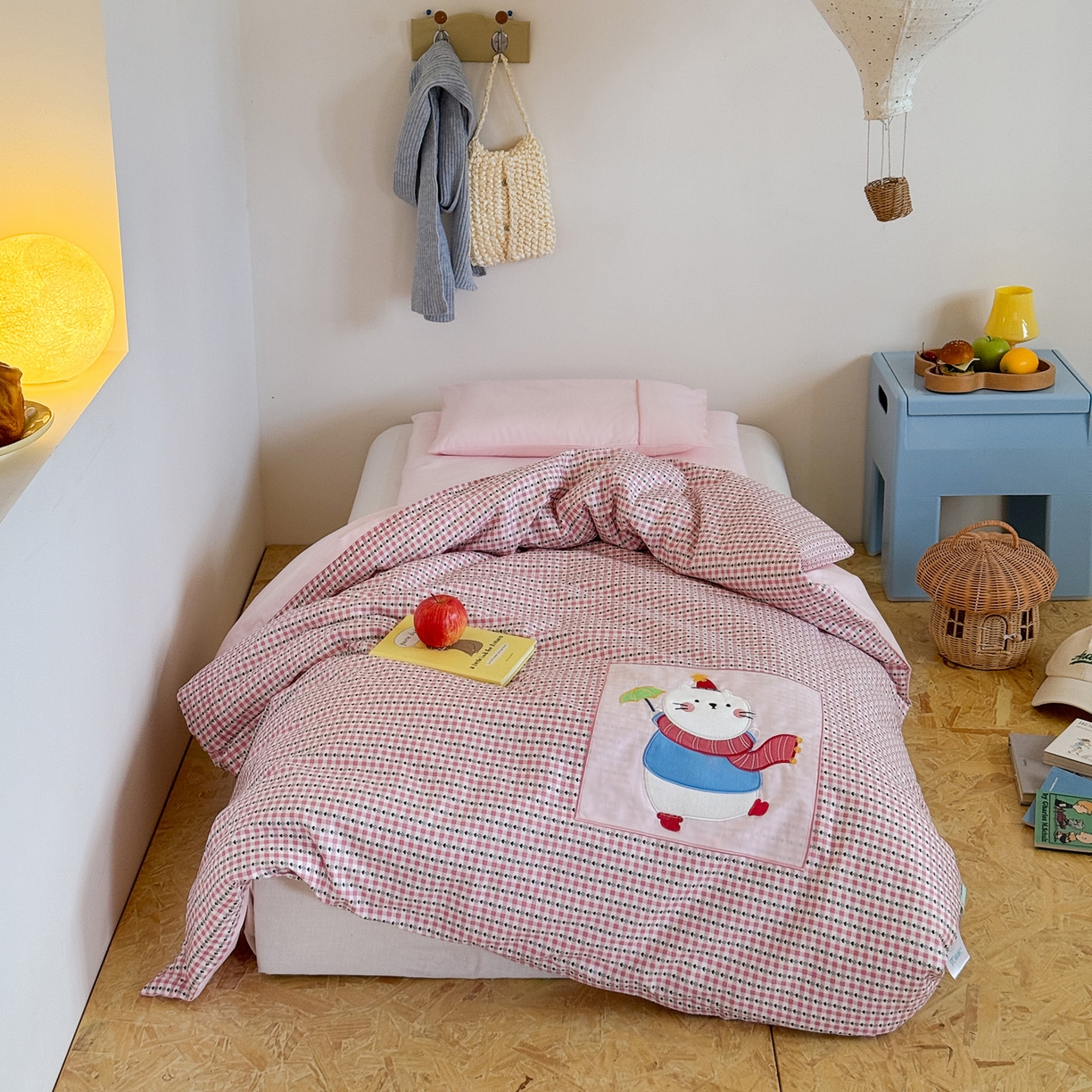 91家纺网 家纺一手货源 找家纺 喜多兔儿童家纺 2025新款小美好13372纯棉绣花幼儿园被子三件套多件套 粉色美好小猫咪