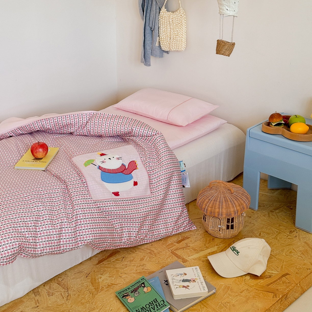 91家纺网 家纺一手货源 找家纺 喜多兔儿童家纺 2025新款小美好13372纯棉绣花幼儿园被子三件套多件套 粉色美好小猫咪