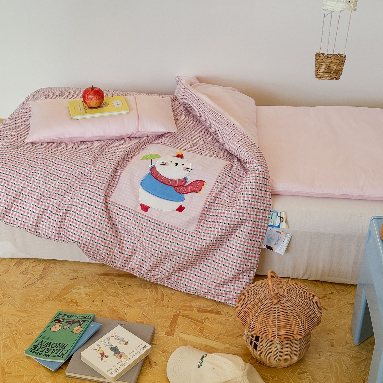 91家纺网 家纺一手货源 找家纺 喜多兔儿童家纺 2025新款小美好13372纯棉绣花幼儿园被子三件套多件套 粉色美好小猫咪
