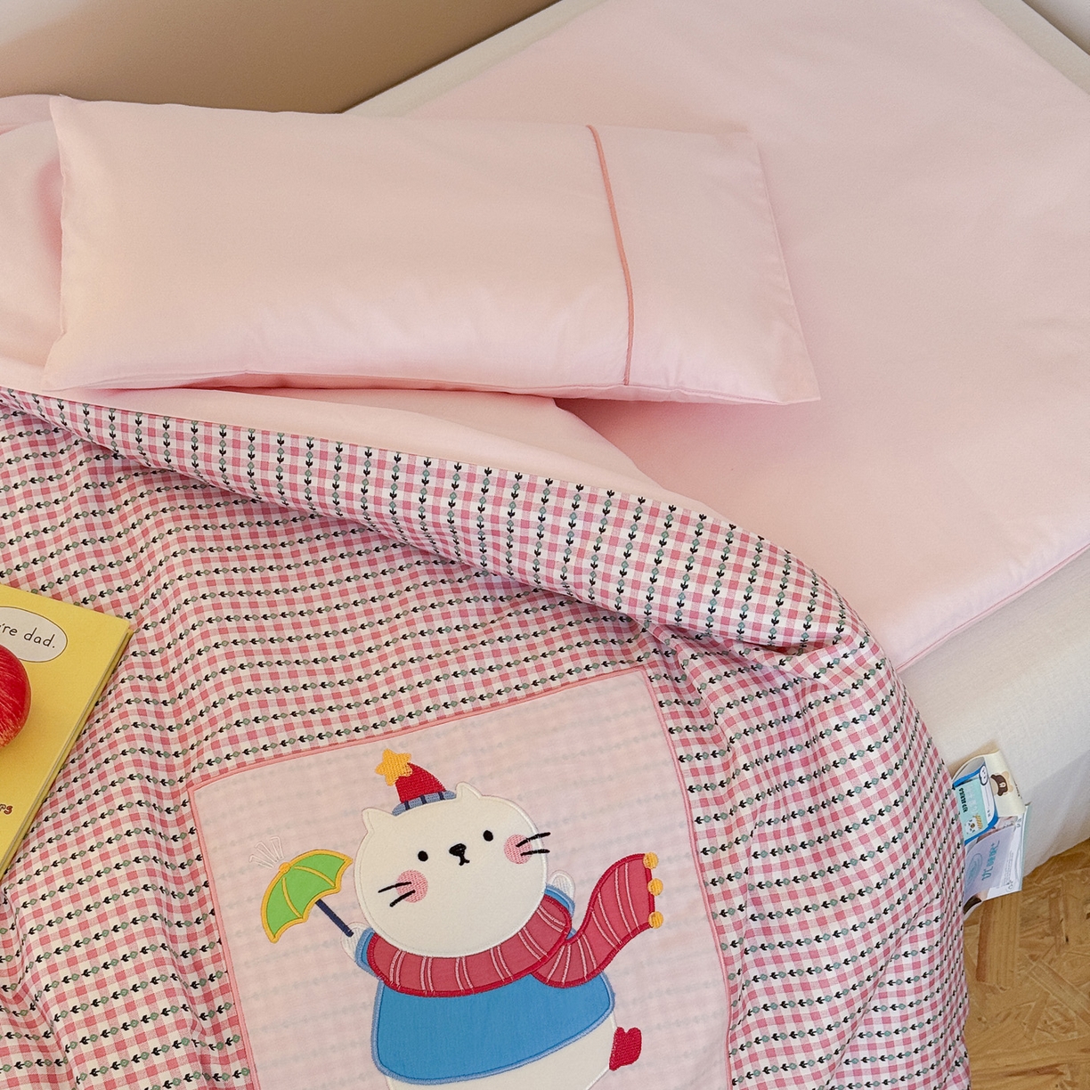 91家纺网 家纺一手货源 找家纺 喜多兔儿童家纺 2025新款小美好13372纯棉绣花幼儿园被子三件套多件套 粉色美好小猫咪