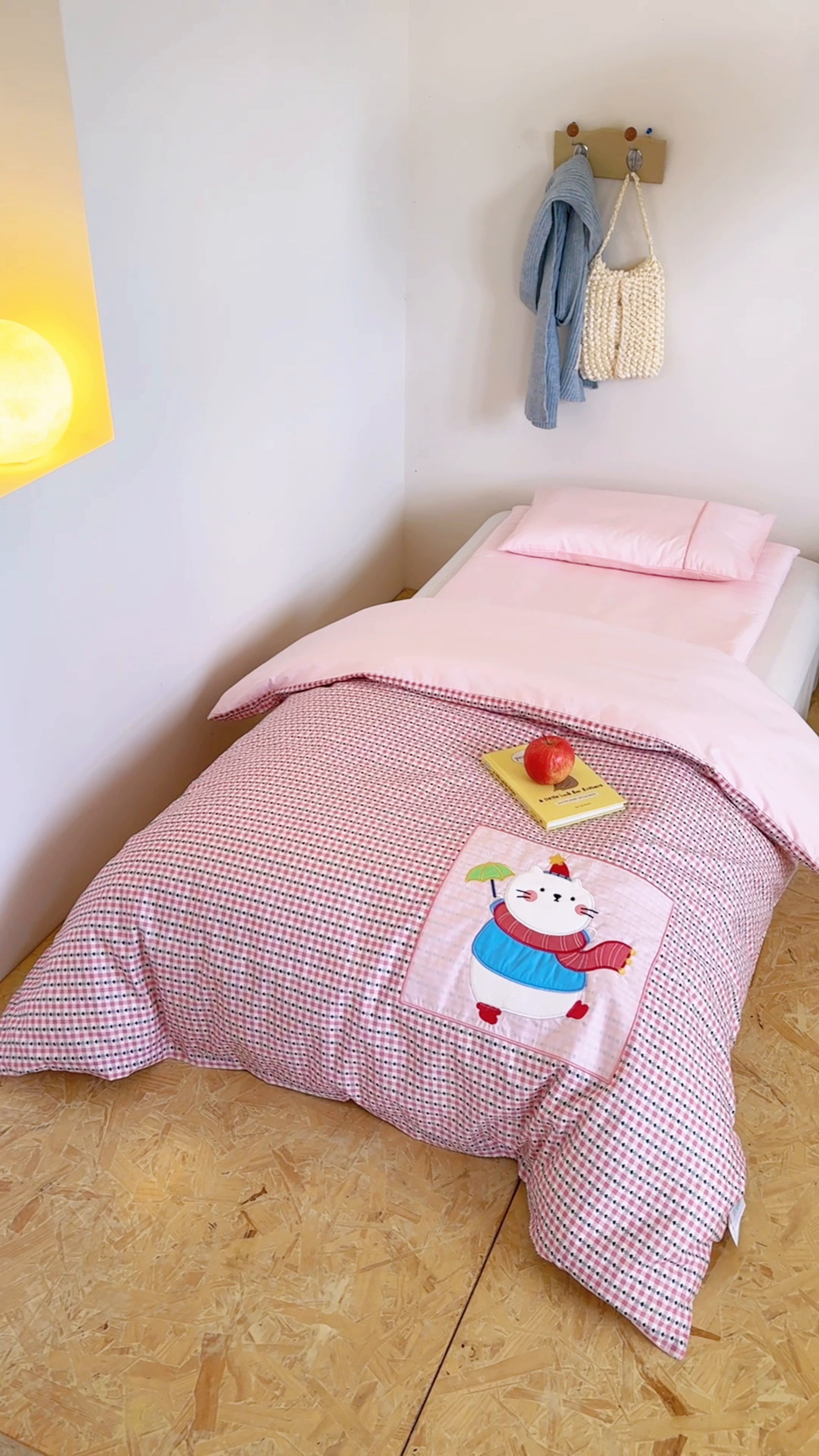 91家纺网 家纺一手货源 找家纺 喜多兔儿童家纺 2025新款小美好13372纯棉绣花幼儿园被子三件套多件套 粉色美好小猫咪