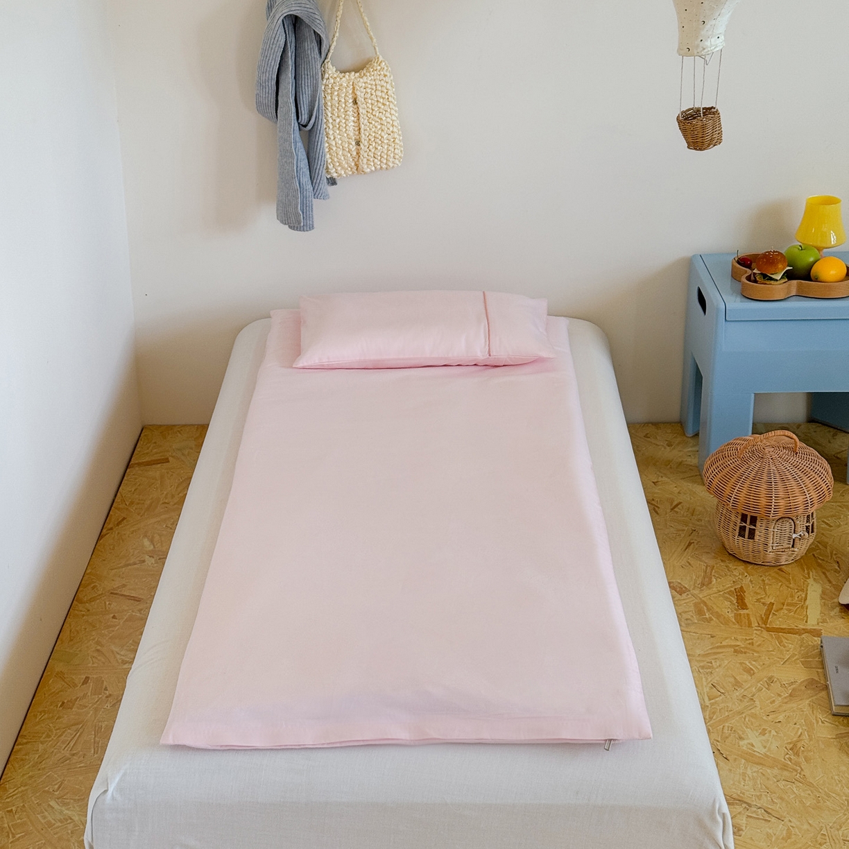 91家纺网 家纺一手货源 找家纺 喜多兔儿童家纺 2025新款小美好13372纯棉绣花幼儿园被子三件套多件套 粉色美好小兔子