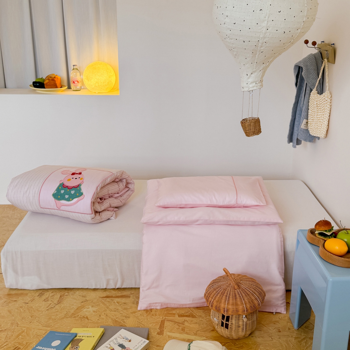 91家纺网 家纺一手货源 找家纺 喜多兔儿童家纺 2025新款小美好13372纯棉绣花幼儿园被子三件套多件套 粉色美好小兔子