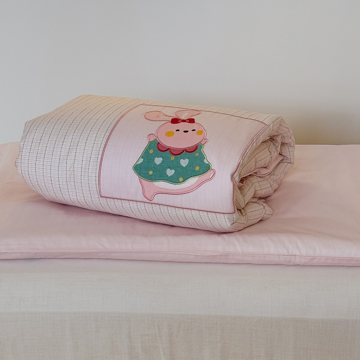 91家纺网 家纺一手货源 找家纺 喜多兔儿童家纺 2025新款小美好13372纯棉绣花幼儿园被子三件套多件套 粉色美好小兔子