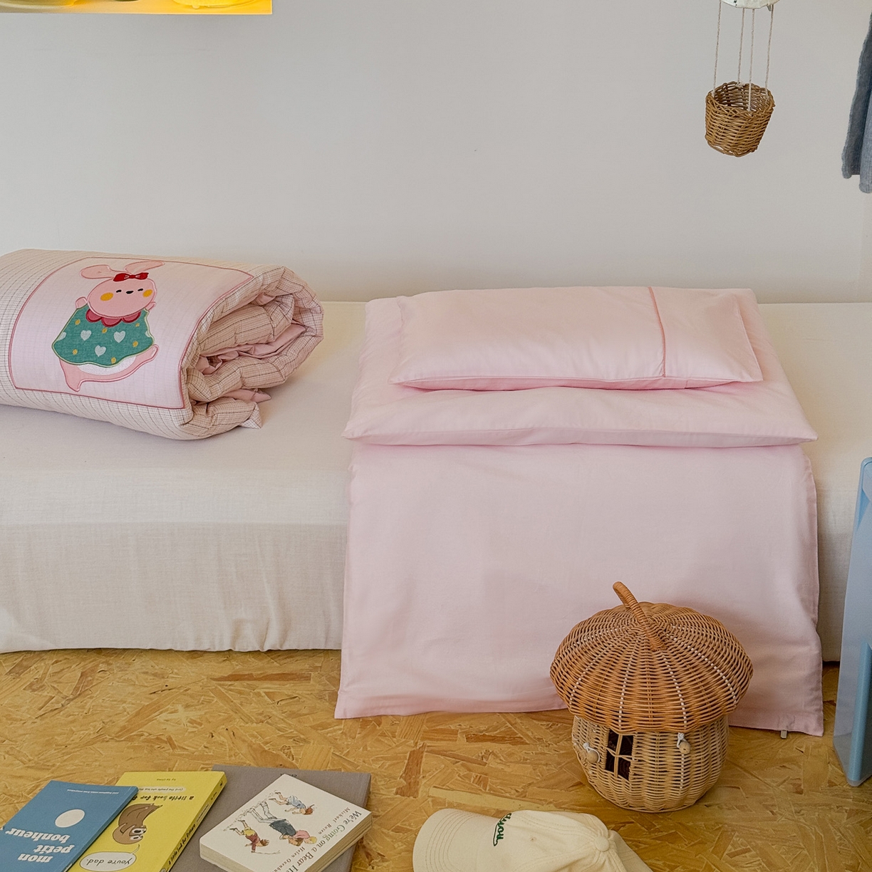 91家纺网 家纺一手货源 找家纺 喜多兔儿童家纺 2025新款小美好13372纯棉绣花幼儿园被子三件套多件套 粉色美好小兔子