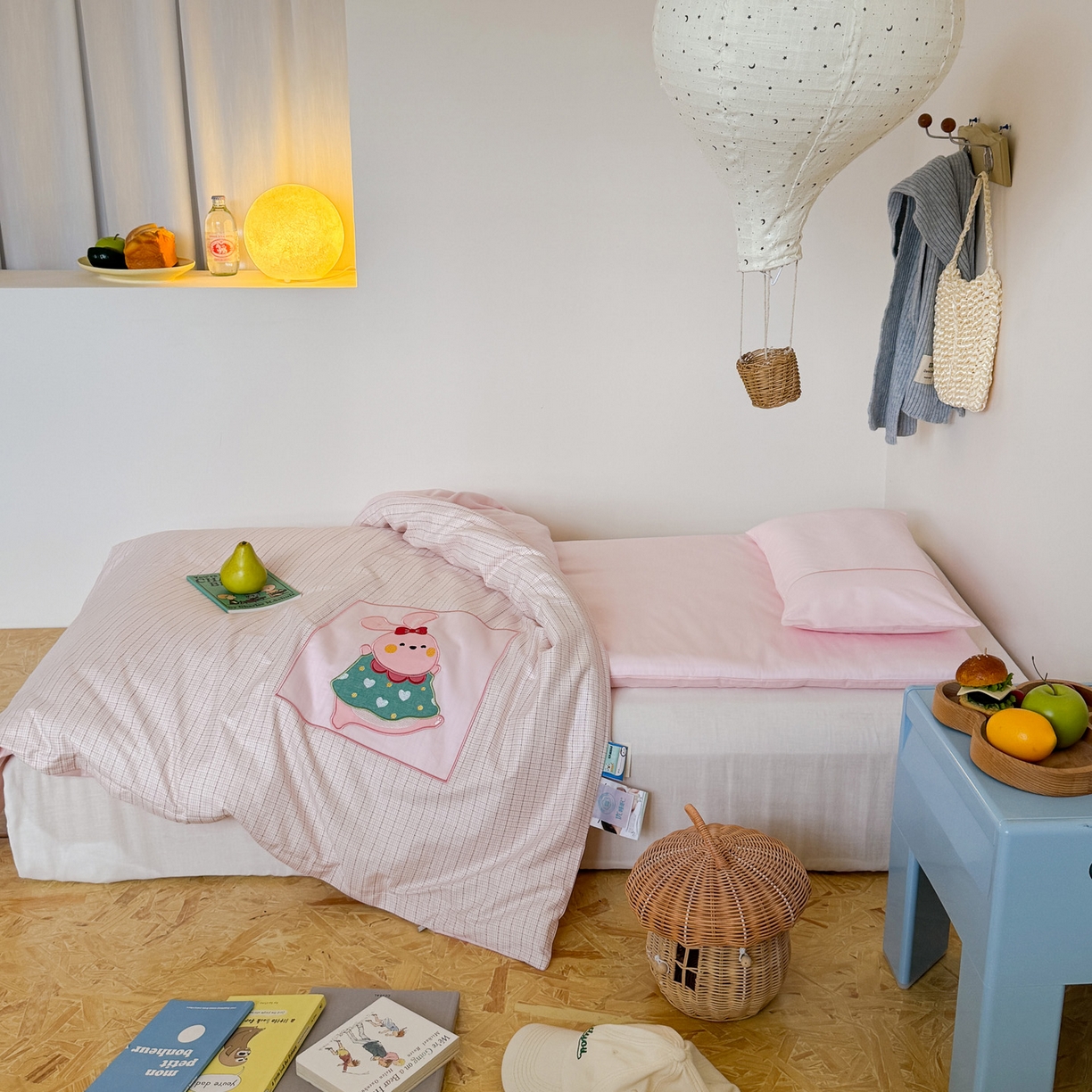 91家纺网 家纺一手货源 找家纺 喜多兔儿童家纺 2025新款小美好13372纯棉绣花幼儿园被子三件套多件套 粉色美好小兔子